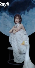李一桐和鸽子，天鹅等小动物亲密合影杂志写真图集