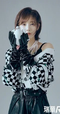 李一桐和鸽子，天鹅等小动物亲密合影杂志写真图集