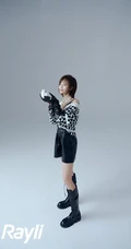 李一桐和鸽子，天鹅等小动物亲密合影杂志写真图集