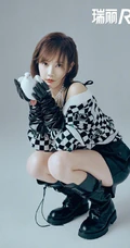 李一桐和鸽子，天鹅等小动物亲密合影杂志写真图集