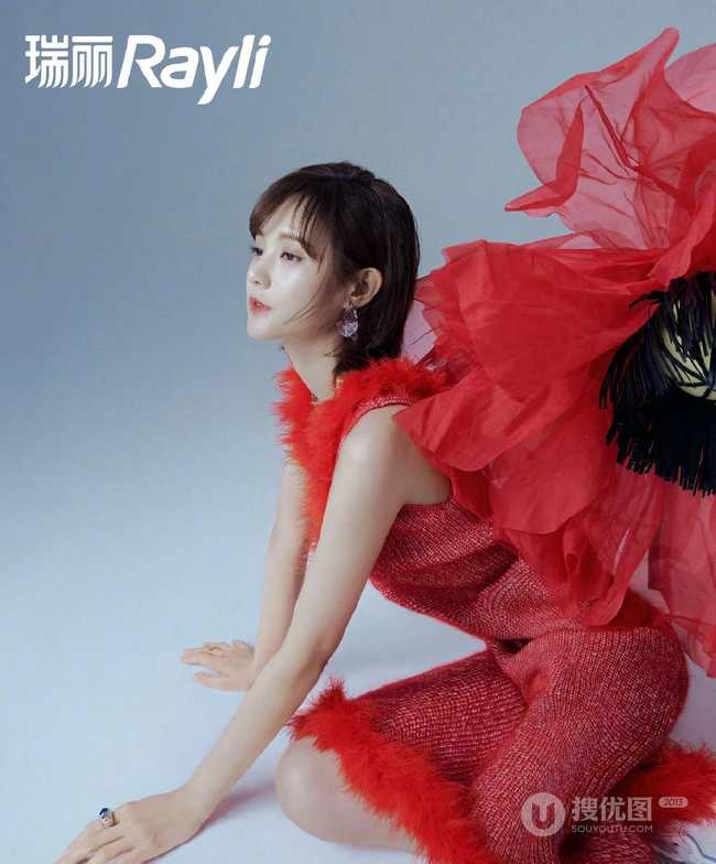 李一桐和鸽子，天鹅等小动物亲密合影杂志写真图集