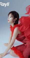 李一桐和鸽子，天鹅等小动物亲密合影杂志写真图集
