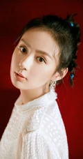 郑合惠子白衫红裙清新怡人红色背景前写真美照