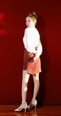 郑合惠子白衫红裙清新怡人红色背景前写真美照