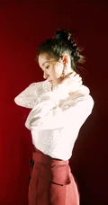 郑合惠子白衫红裙清新怡人红色背景前写真美照