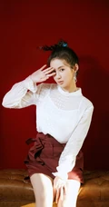 郑合惠子白衫红裙清新怡人红色背景前写真美照