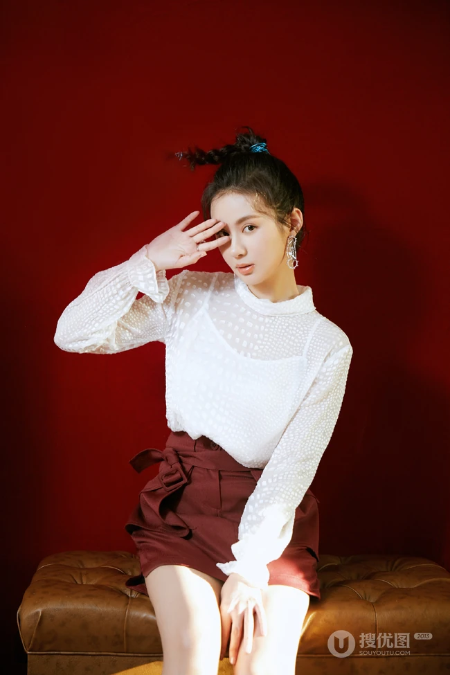 郑合惠子白衫红裙清新怡人红色背景前写真美照