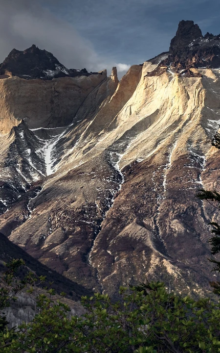 小山自由滑坡的山地自然风景手机壁纸