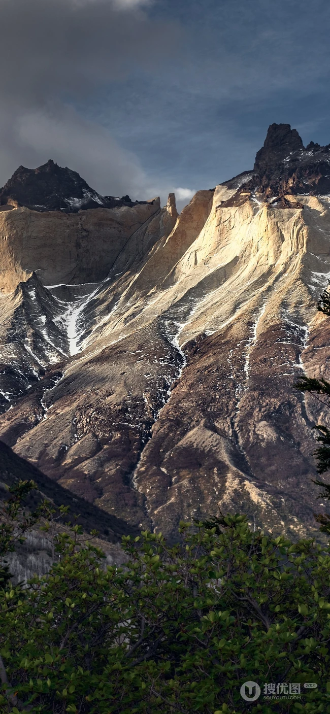 小山自由滑坡的山地自然风景手机壁纸