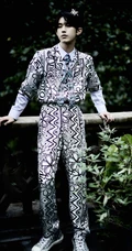 郭俊辰化身森系小王子，头戴字母贝雷帽时尚复古高清黑白写真