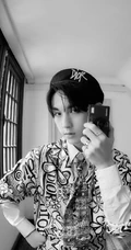 郭俊辰化身森系小王子，头戴字母贝雷帽时尚复古高清黑白写真