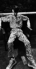 郭俊辰化身森系小王子，头戴字母贝雷帽时尚复古高清黑白写真