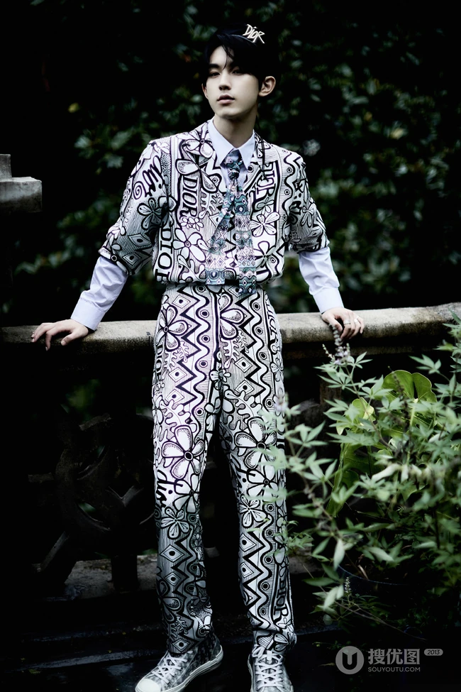 郭俊辰化身森系小王子，头戴字母贝雷帽时尚复古高清黑白写真