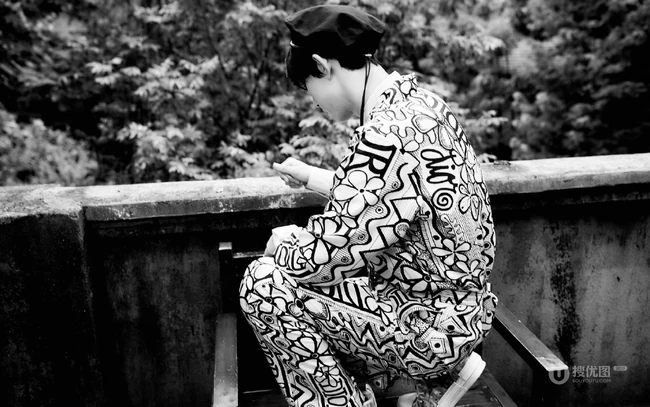 郭俊辰化身森系小王子，头戴字母贝雷帽时尚复古高清黑白写真