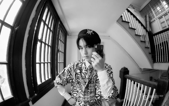 郭俊辰化身森系小王子，头戴字母贝雷帽时尚复古高清黑白写真