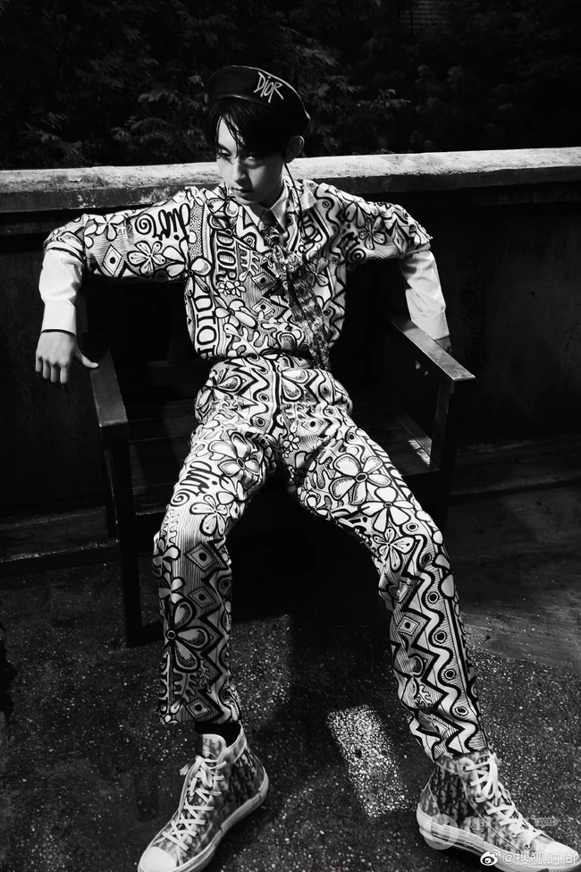 郭俊辰化身森系小王子，头戴字母贝雷帽时尚复古高清黑白写真
