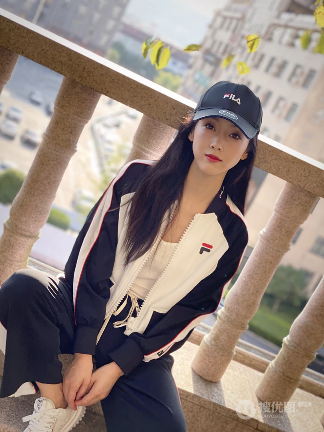 女生宣璐清爽动人休闲运动风写真图片