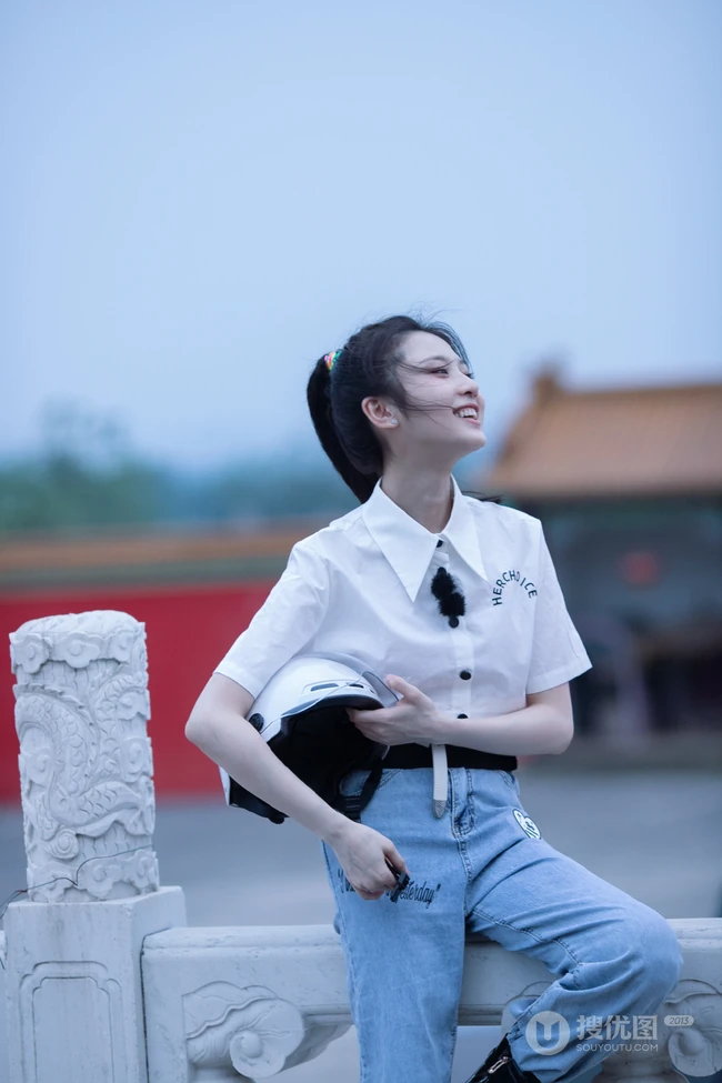 张慧雯学院风白衫牛仔裤写真，活动照片