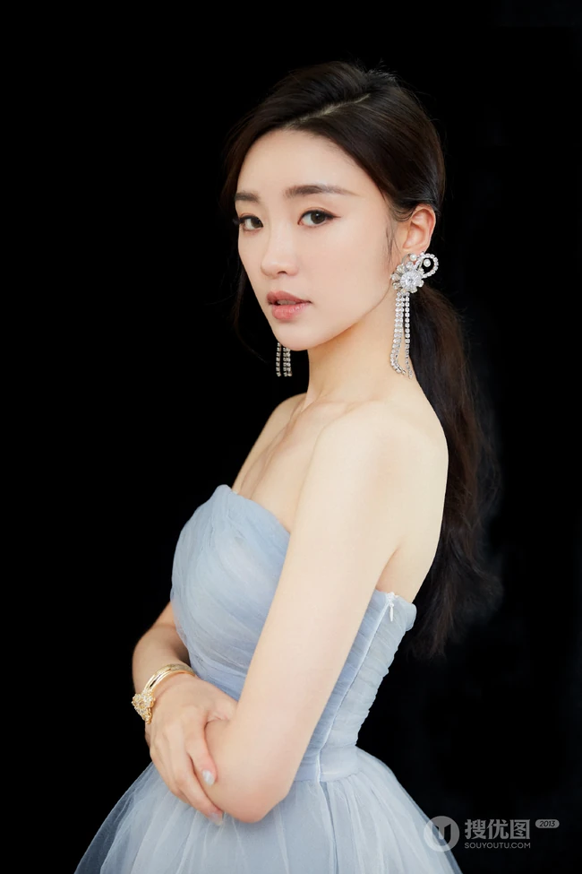 张月气质礼裙轻纱蓝裙甜美写真图片