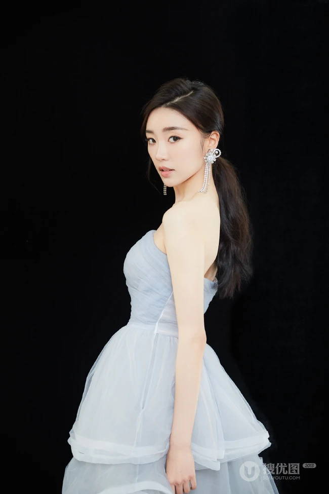 张月气质礼裙轻纱蓝裙甜美写真图片