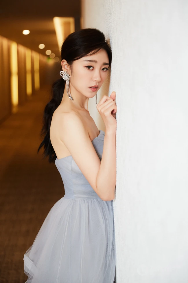 张月气质礼裙轻纱蓝裙甜美写真图片
