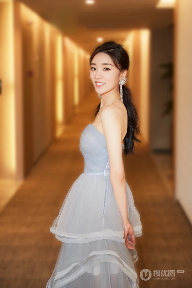 张月气质礼裙轻纱蓝裙甜美写真图片