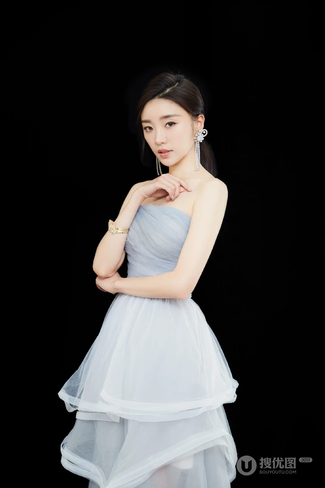 张月气质礼裙轻纱蓝裙甜美写真图片