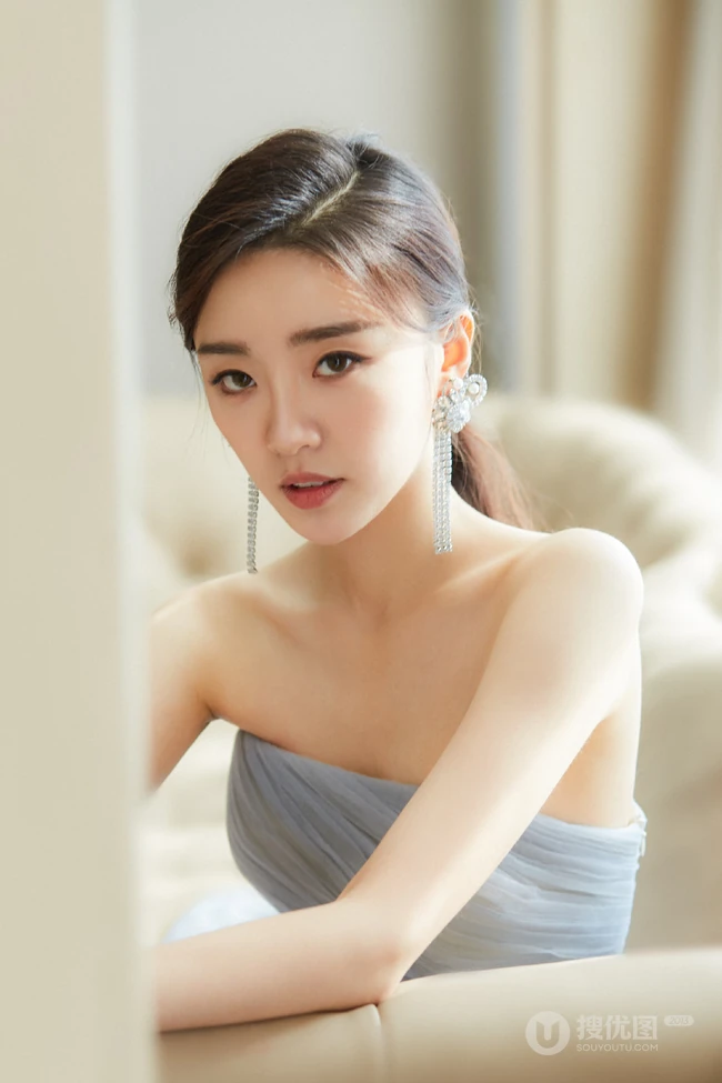 张月气质礼裙轻纱蓝裙甜美写真图片