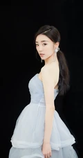 张月气质礼裙轻纱蓝裙甜美写真图片