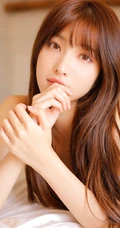 清新甜美白背心黄裙女生居家室内玩枕头写真照