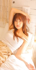 清新甜美白背心黄裙女生居家室内玩枕头写真照