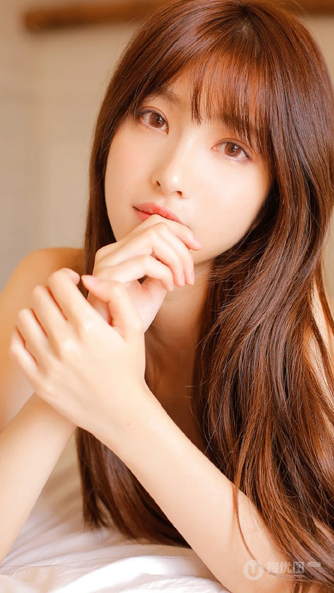 清新甜美白背心黄裙女生居家室内玩枕头写真照