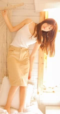 清新甜美白背心黄裙女生居家室内玩枕头写真照