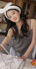 戴着发箍的俏皮可爱超少女波点肩带衣短裤显白皙肌肤室内照片