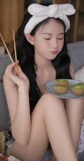 戴着发箍的俏皮可爱超少女波点肩带衣短裤显白皙肌肤室内照片