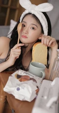 戴着发箍的俏皮可爱超少女波点肩带衣短裤显白皙肌肤室内照片