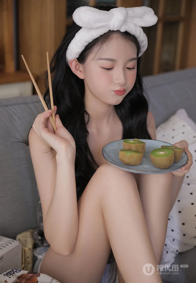 戴着发箍的俏皮可爱超少女波点肩带衣短裤显白皙肌肤室内照片