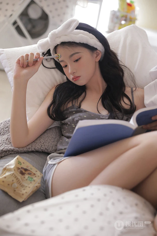 戴着发箍的俏皮可爱超少女波点肩带衣短裤显白皙肌肤室内照片