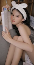戴着发箍的俏皮可爱超少女波点肩带衣短裤显白皙肌肤室内照片