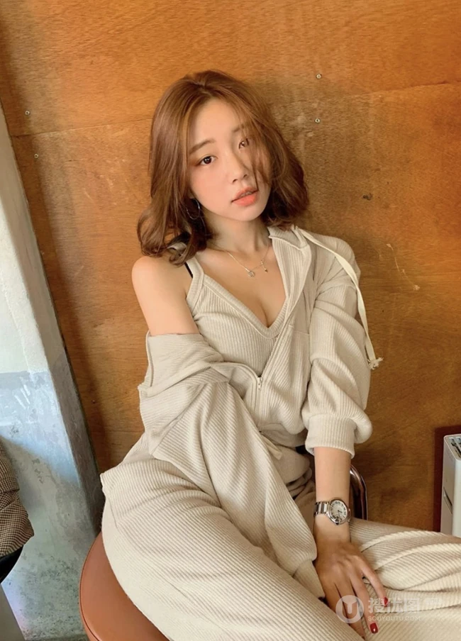 外型甜美，身材超气质的俏丽短发韩国网拍少女自拍，生活照图片集