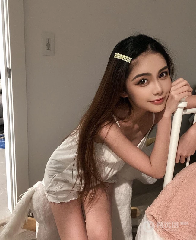 可气质，可温柔，可亮眼的气质混血女生模特Cammi生活照片图集