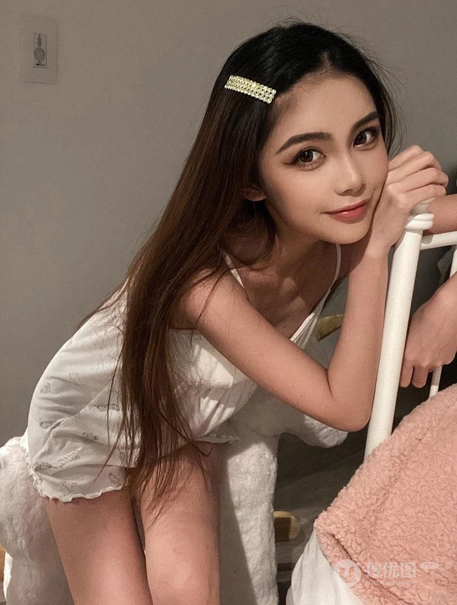 可气质，可温柔，可亮眼的气质混血女生模特Cammi生活照片图集