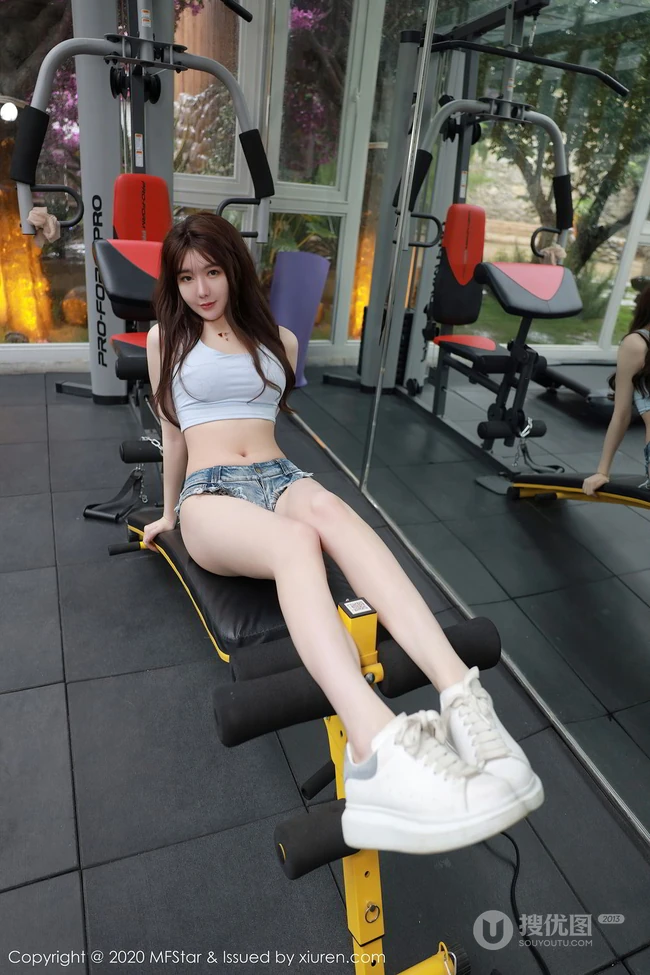 气质白皙女生薛琪琪sandy运动背心牛仔热裤健身房锻炼写真图片