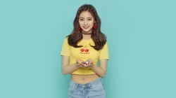 长得很好看的韩国女生以七彩纯色为背景的高清摄影电脑壁纸