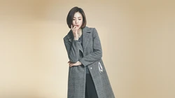 长得很好看的韩国女生以七彩纯色为背景的高清摄影电脑壁纸
