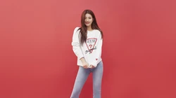 长得很好看的韩国女生以七彩纯色为背景的高清摄影电脑壁纸