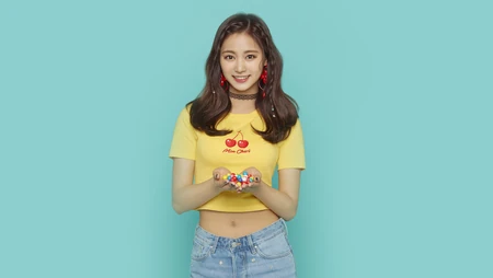 长得很好看的韩国女生以七彩纯色为背景的高清摄影电脑壁纸