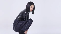 长得很好看的韩国女生以七彩纯色为背景的高清摄影电脑壁纸