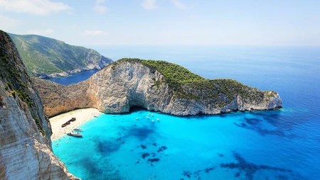 暴美的海边沙滩旅游景点电脑壁纸，海水太蓝太干净了