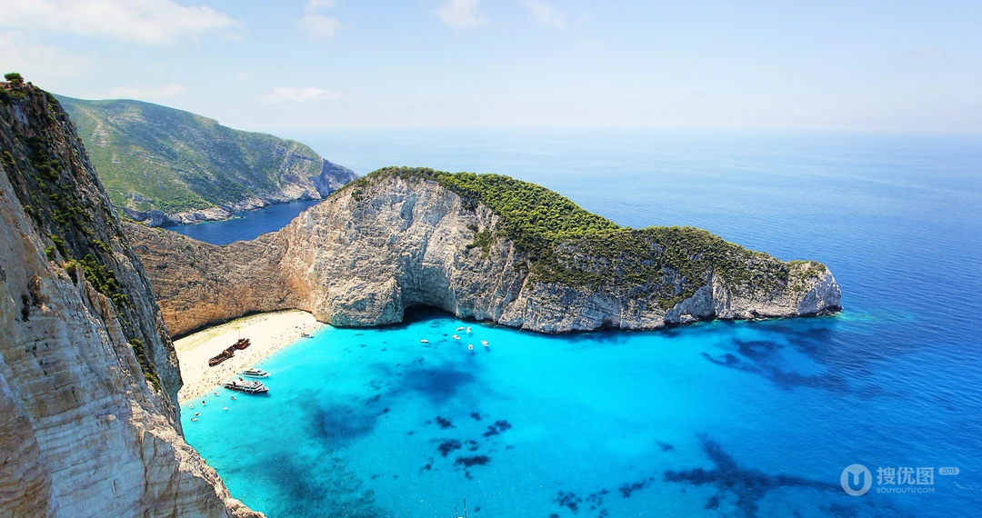 暴美的海边沙滩旅游景点电脑壁纸，海水太蓝太干净了